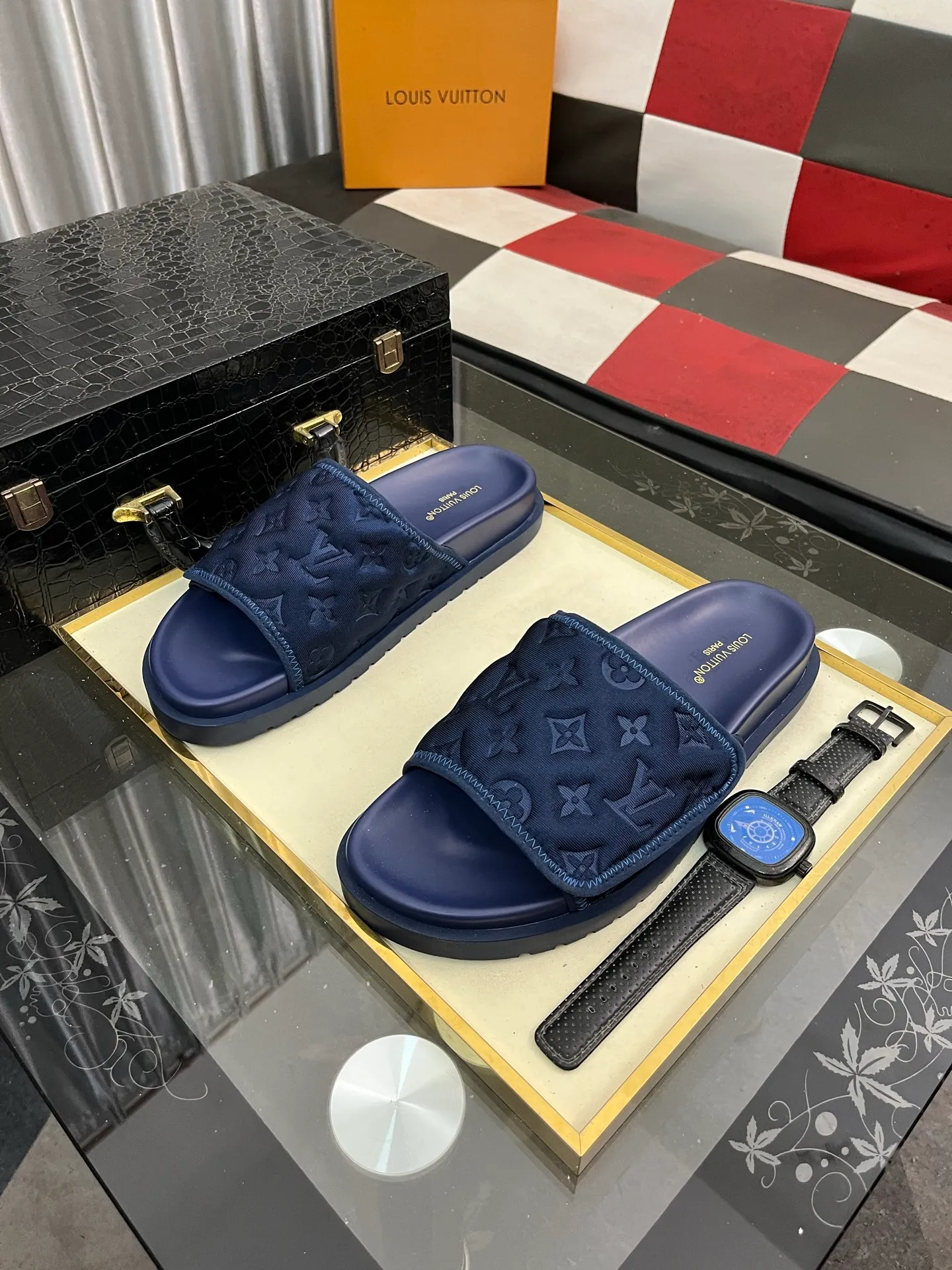 Men's men's shoes💰320⌚️⌚️[Louis Vuitton LV slippers] (high-end cowhide) counter 1:1 fashion style summer must-have! The designer used LV’s iconic outsole. The original simple slippers instantly become fashionable! The upper is made of flexible special cowhide leather straps alternately, and the workmanship is exquisite! A must-have for stylish men in summer, size 38-44